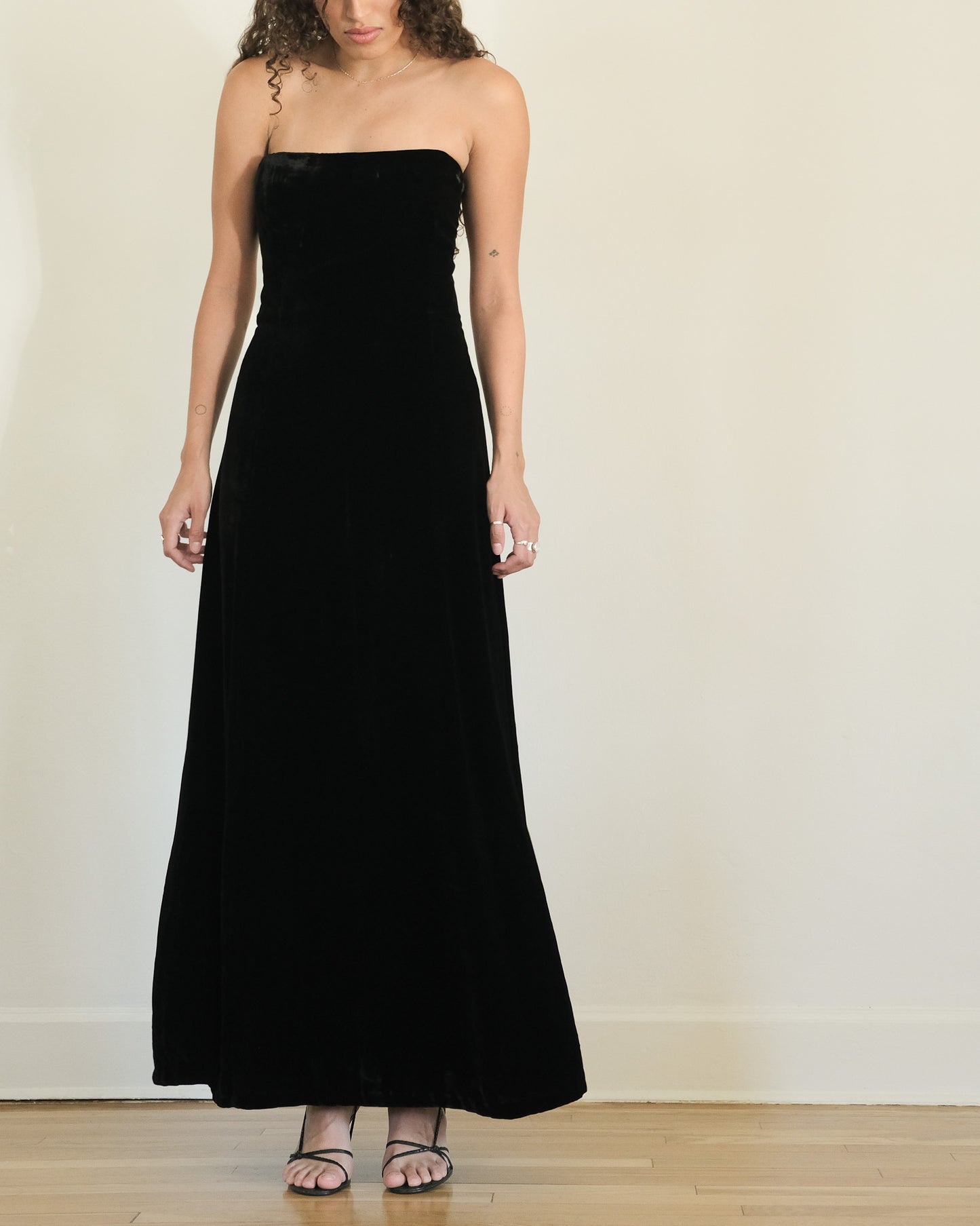 SHELLI SEGAL STRAPLESS VELVET GOWN