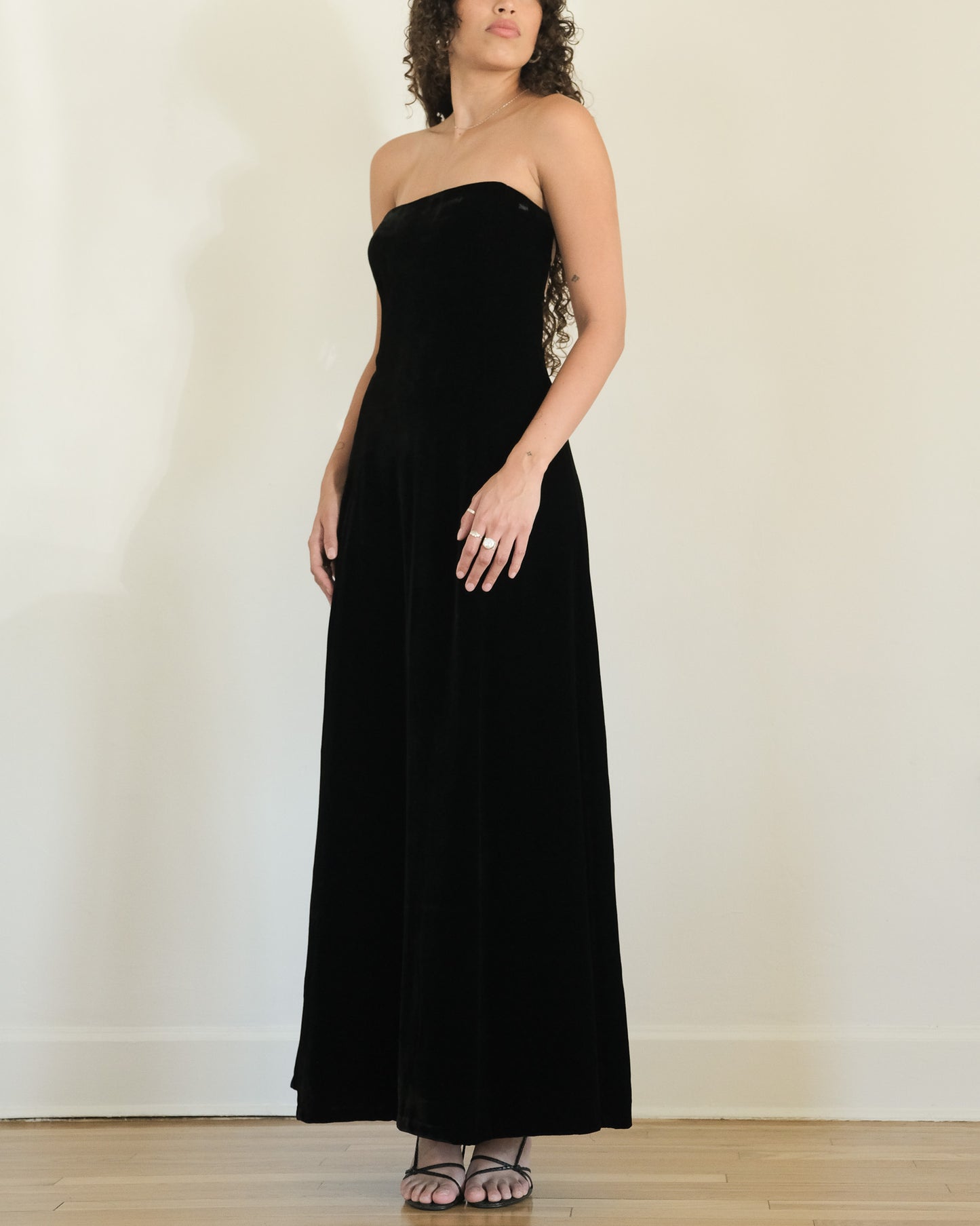 SHELLI SEGAL STRAPLESS VELVET GOWN